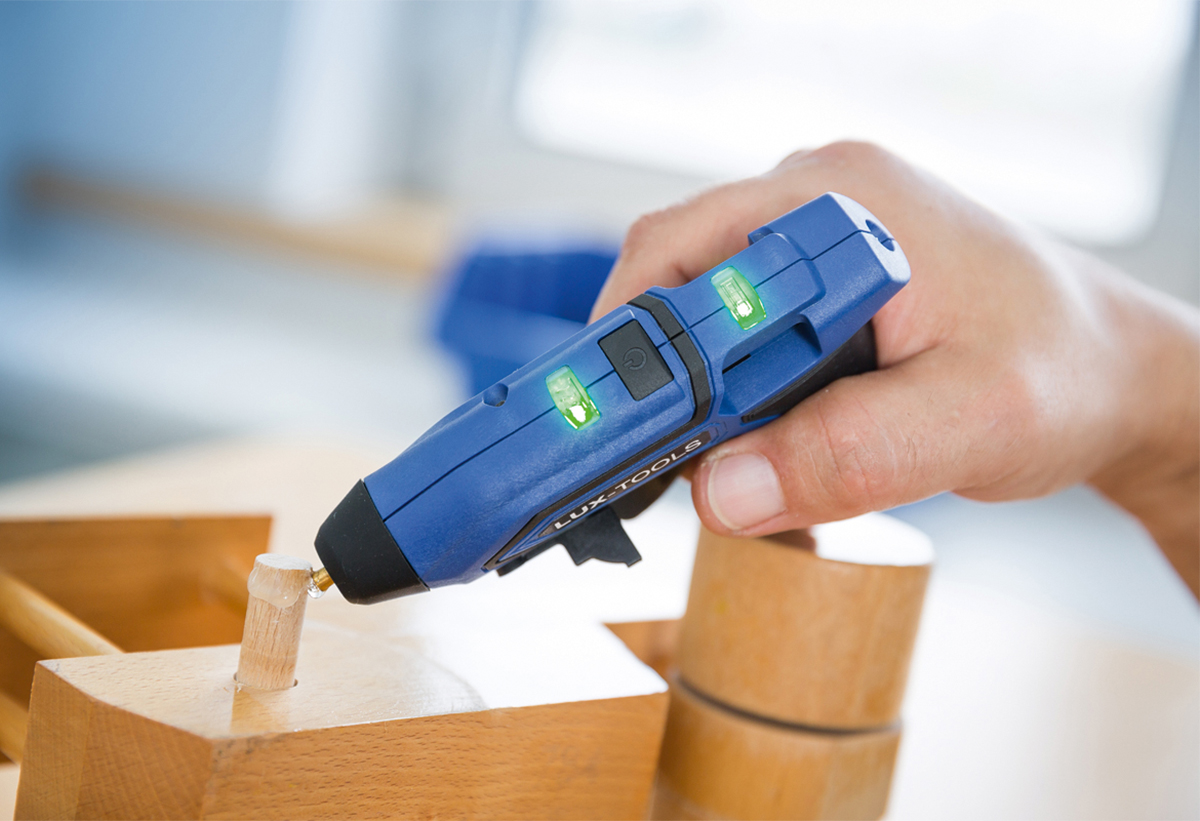 Απεικονίζεται το στυλό θερμοκόλλησης 